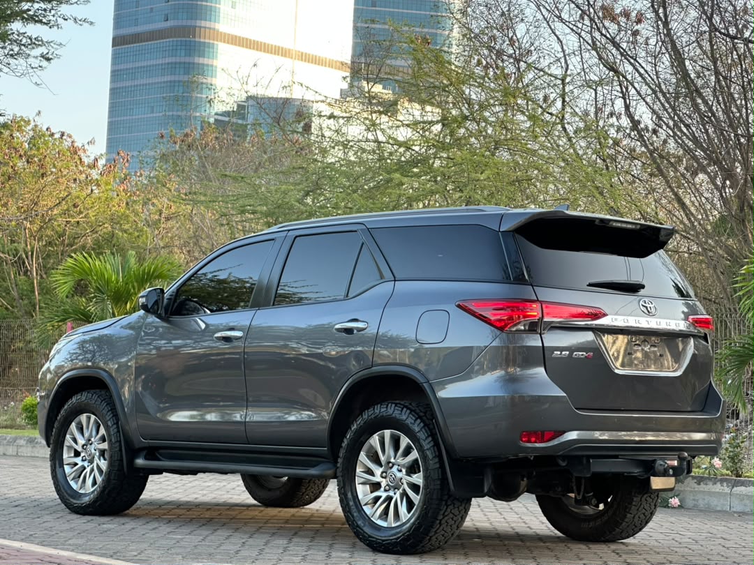 TOYOTA FORTUNER thumbnail 2
